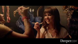 ���ંડા. સેક્સી babes આનંદ લેસ્બિયન વાહિયાત