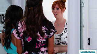 Η μητριά και η κόρη πάει να αντιμετωπίσει ένα νταής και busty κοκκινομάλλα ζητάει συγχώρεση, προσφέροντας τους μια 3some.Αυτή facesits η μελαχρινή όπως είναι έγλειψε