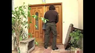 Cô gái tóc vàng tính bạn trai của cô ấy trên hiên