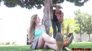 ���ेबल जोन्स आमंत्रित माली पर ट्रिम करने के लिए उसे झाड़ी