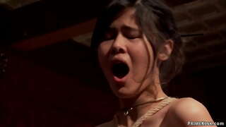 Belle toute naturelle esclaves Mandy Muse et Kendall sont liés et le caporal puni puis anal baisée par la grosse bite du Jean-Forte au brunch de la partie dans l'Étage Supérieur