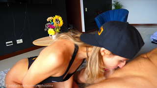 OneNymphoLatina বিনয়ের তার এক ভক্ত এবং একটি পুরু THROATPIE