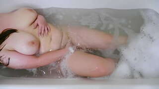 Fata arată fundul ei mare si se masturbeaza in baie