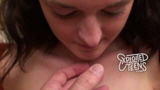 Teen con trecce dà la testa nel suo primo porno