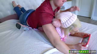 Sexy gamer infaneto Ava Sinclair lasas ŝian ludon kaj komenci fucking her boyfriends koko kaj faras lin cum en ŝiaj grandaj paruoj