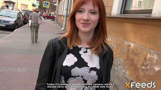 ���ৌন্দর্য দেয়, তাকে একটি ব্লজব, এবং, তারা, দুর্দশা, পালঙ্ক উপর, কুকুরের শৈলী এবং অন্যান্য যে ভঙ্গি করতে সুশ্রী মেয়ে, ক্রন্দন