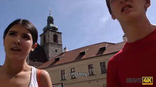 HUNT4K. Cyfoethog hunter seduces petite gwallt tywyll sydd ei angen arian parod ar gyfer y gwyliau