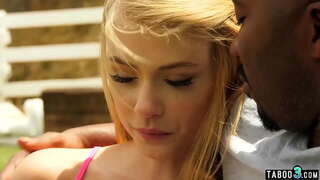 Skinny enteada interracial fodido pela BBC padrasto no jardim