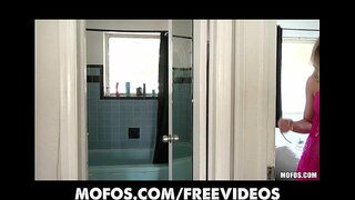 Impresionante sexy blonde afeccionado masturbates no seu baño