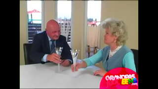 Vovo comendo trochu pred jeho manželka