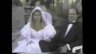 Girl ffrangeg yn cael fucked tra'n gwisgo ffrog briodas gwyn