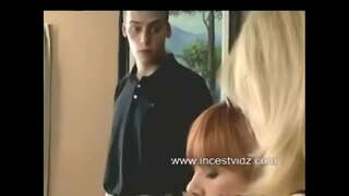 Stap Moeder en stap Zoon bezoek dominante stap Tante op haar Verjaardag