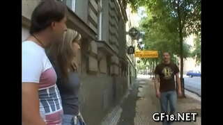 Rapaz senta-se e olha