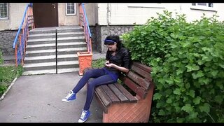 Buja hölgy kiszélesíti a lábát