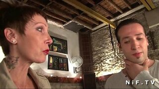 Katta titted va tattooed frantsuz etuk qattiq uning eshak hammered oladi