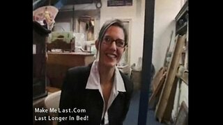 Сексуаль брюнетка трахаться үҙенең эш урынын хужабикә