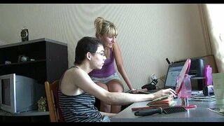 Gyönyörű tini lány áll póz