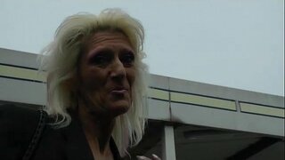 یک پیرزن نشان می دهد