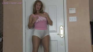 Идеальная зрелая мастурбирует