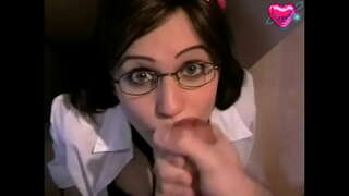 Magandang chick sa salamin ay makakakuha ng ito mahusay na