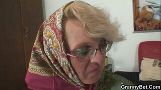 ���्यो प्रसन्न तुल्याउने एक जवान आगन्तुक