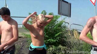 ���៊ី។ ប៍នតង់ក្មេងស្រីជាសាធារណៈផ្លូវភេទនៅក្នុងពន្លឺថ្ងៃទូលំទូលា