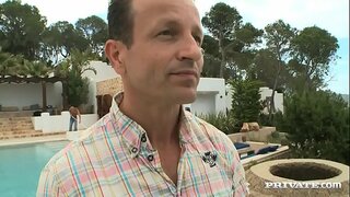 Ејми Уайлд Има Посла Са Две Славине