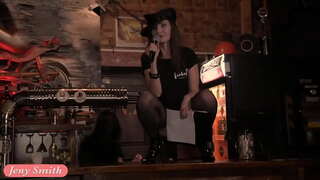 Jeny Smith publika nuda sur la scenejo