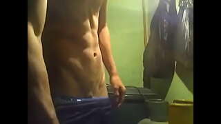 Buachaill 19 bliain jerking amach