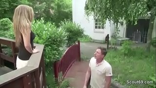 Piccolo slim Teen scopata dal padrone di casa a causa dei debiti 