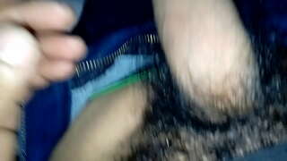 бой мастурбирует