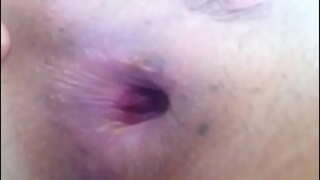 Snaží sa dať si ju do zadku, mimo