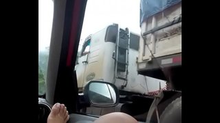 Na ceste, ukazuje grelao