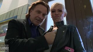 ���િવિયન સ્કમિટે પડે છે, જેમનો પીછો પાપારાઝીઓ માટે ભોગ .....