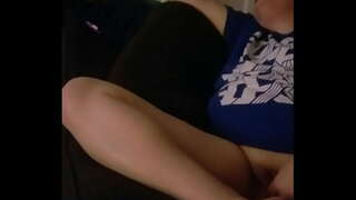 Mož evidence žena igranje, medtem ko ji je v sobi