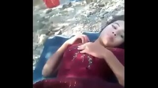 Aldea adolescente chea ao aire libre