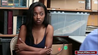 Прсата Дайя Витез јебе у своју маца са огромним члан полицајца полиције