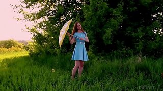 La bellezza ucraina Canara spogliarsi all&#039;aperto