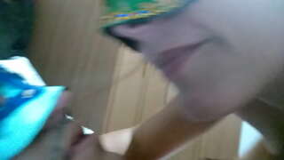 Awewe kawin spitting dina sungut jalu jeung nyieun manéhna ngelek eta