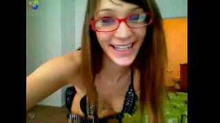 Geeky Teen Kiusab Nukk ja saab freaky
