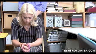 TeenShoplifter.com - Teen Shoplifter S Malé Kozy, Kurva Robí Vysporiadať So Stratou Prevencie Pracovník