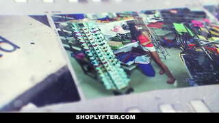 ���रुण सोनेरी केस व गोरी त्वचा एक रात्र शिफ्ट कर्मचारी स्टोअर मध्ये.अधिकारी अटक करण्यात आली तिला चोरी सकाळी शिफ्ट अहवाल आणि ती मान्य हे आहे की, ती हे करू नका 1 किंवा 2 वेळा.अधिकारी बाहेर धावा त्याचा लंड देते आणि तिच्या घसा तो.परत तो licks आणि तिच्या मांजर fucks.