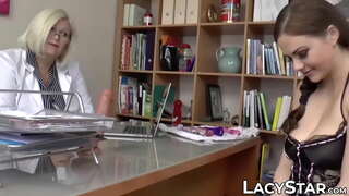 Busty GILF हावी एक तातो जवान सुन्दरी