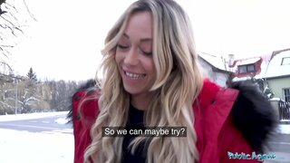 Public Agent Evropské sexbomb Jennifer Amilton sex na kožené pohovce