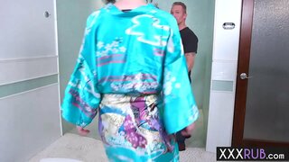 ���្មេង MILF massaeg យបុរាងកាយនិងជិះរបស់គាត់រឿងធំ