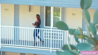 Stepmom јадење нејзиниот лезбејка тинејџерски stepdaughters влакнести пичка