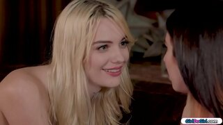 Брюнетка пультті іздейді және аққұба пультінен оның қайда екенін білетінін сұрайды.Барлық жалаңаш ол айналады қашықтан оның задницу.оның барлық бөлігі үшін оны босатыңыз және ол соблазняет оның.Сексуалды қыз құмарлықпен мастурбация жасайды және кискасын мастурбациялайды