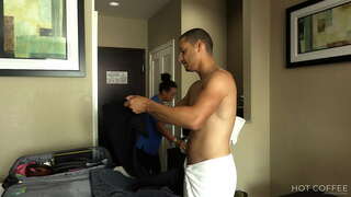 OBSŁUGA w POKOJU! Hiszpanka z dużą pupą pieprzy się rakiem z gościem i kropi mu na piersi.