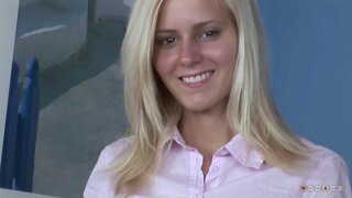 ���ිහිරි නමුත් නරක දුබුරු ප්රේම පදින්න ඔහුගේ කුකුළා සමඟ මහත් පරිශ්රමයක්