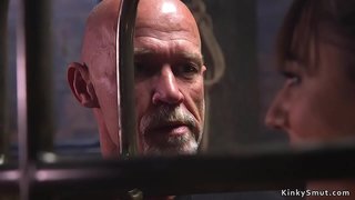 Vello mestre fode quente morena escravo garganta profunda ata que bate o seu bichano na corda escravitude